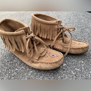 Manitobah Mukluks size 6 Moccasins with fringe and beading detail